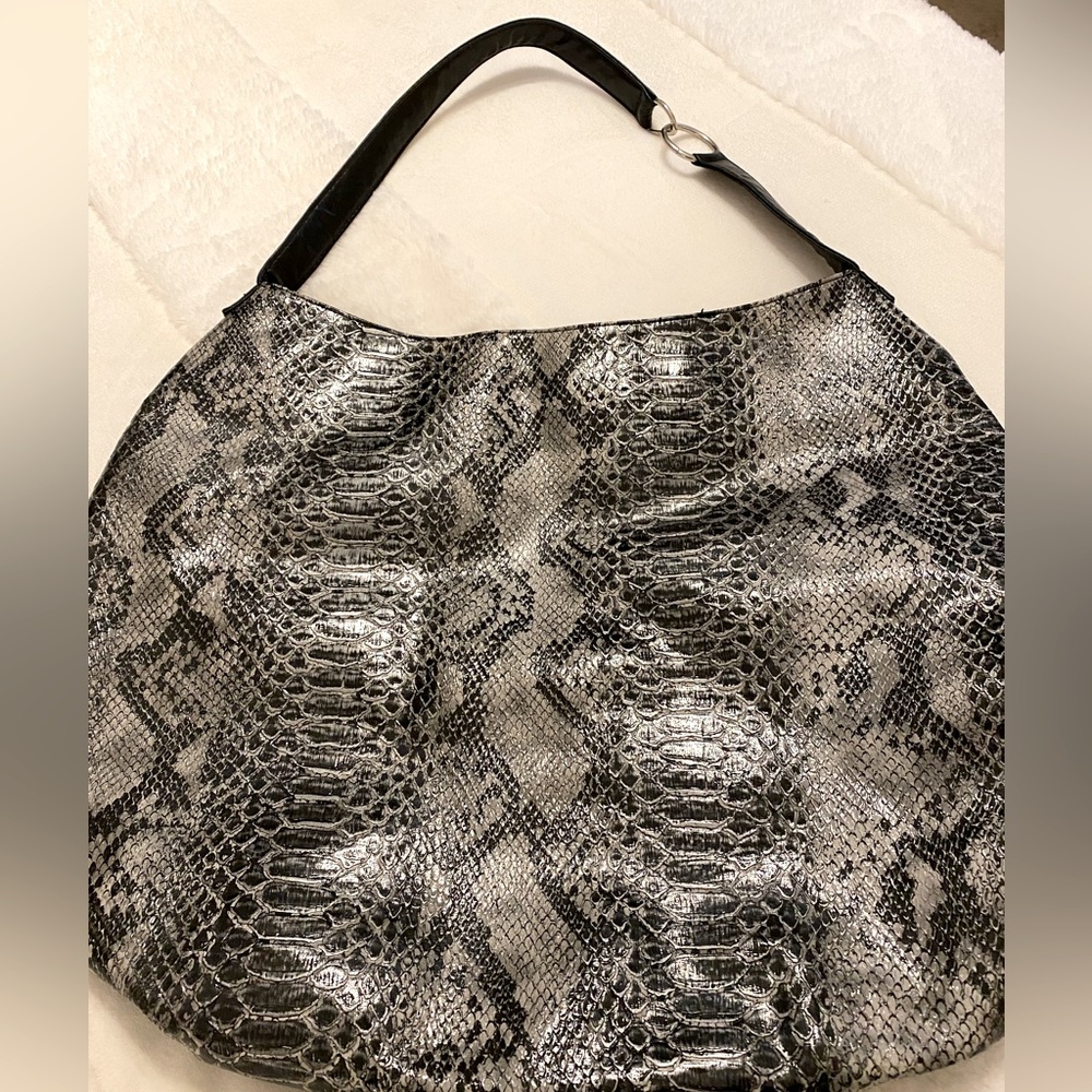 Faux Snakeskin Handbag/Overnight Bag🖤